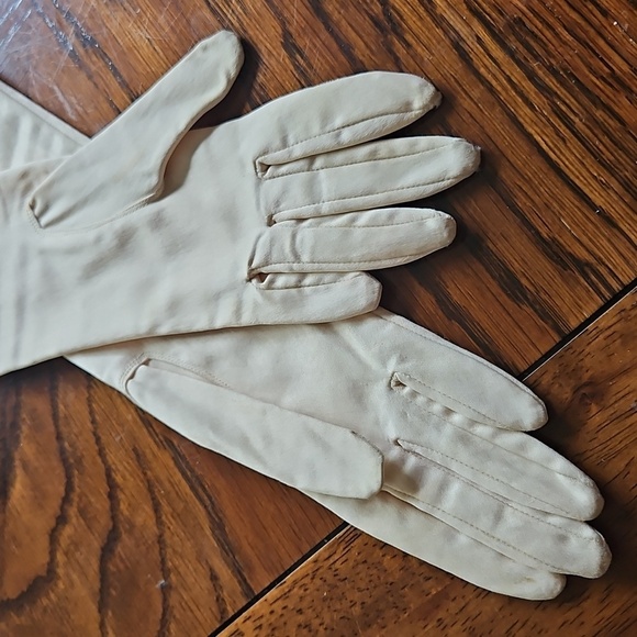Vintage Cream Nylon 14-Inch Ladies Gloves, Size 6.5 - Picture 4 of 16